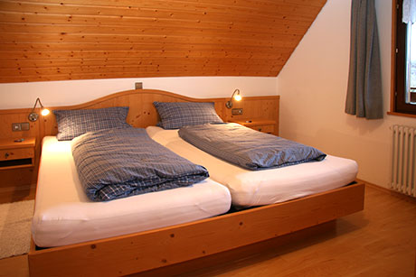Unteres Schlafzimmer mit Doppelbett