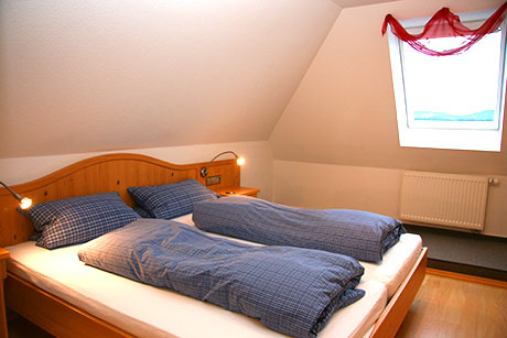 Oberes Schlafzimmer mit Doppelbett